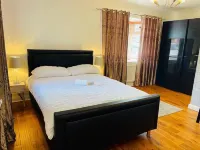 Ashmina Holiday Let with Free Onsite Parking for Small Vans and Cars Only