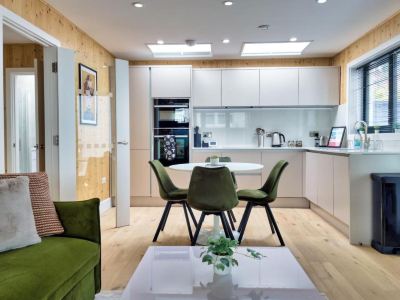 Green Mews 1 with Free Parking - by My Getaways