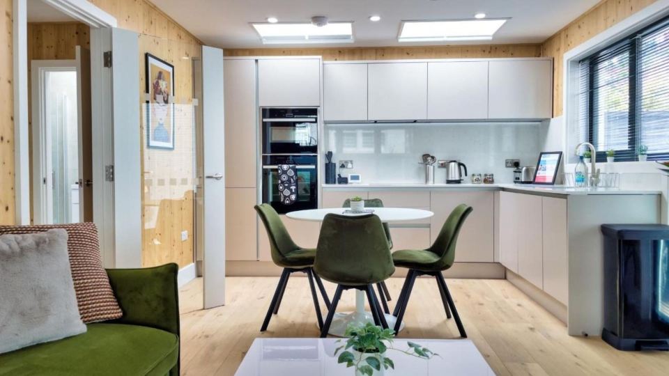 Green Mews 1 with Free Parking - by My Getaways