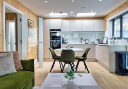 Green Mews 1 with Free Parking - by My Getaways
