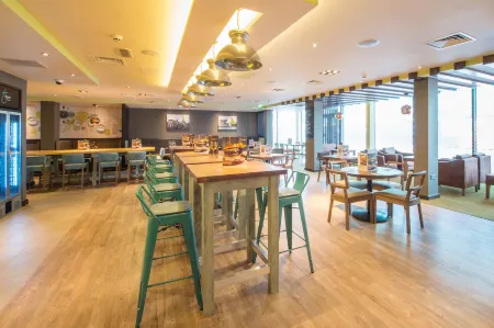 Premier Inn Lichfield City Centre Отели рядом с достопримечательностью «Нешнел Мемориал Арборетум»