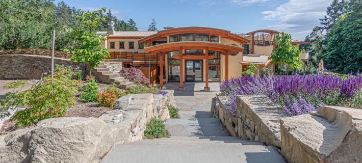 Lightwater Cove Hotels in Capital Regional District