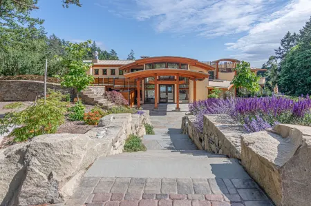 Lightwater Cove Отели рядом с достопримечательностью «Суорц Бэй Терминал»