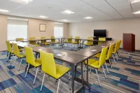 Holiday Inn Express & Suites Warrenton
