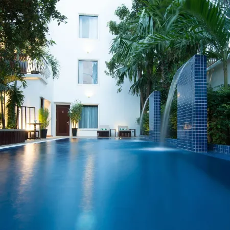 La Rose Suites