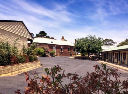 Ten Dollar Town Motel