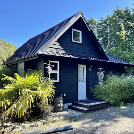Private Oceanfront Cabin and Hot Tub! - Gww