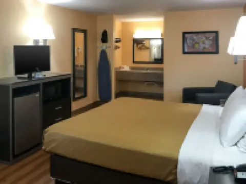 Econo Lodge Hotels in McClain County