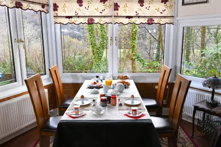 Cilbrwyn Countryside Retreat Отели в г. Блэенхонддан