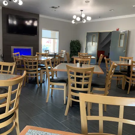 Howard Johnson by Wyndham Oklahoma City Airport/ Fairgrounds Отели рядом с достопримечательностью «Уилл Роджерс Парк»