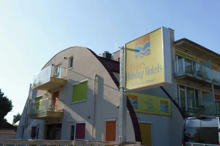 Colors Holiday Hotel Отели в г. Шиофок