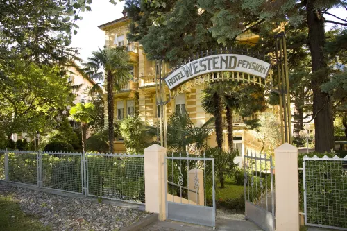 Hotel Villa Westend Отели в г. Parcines