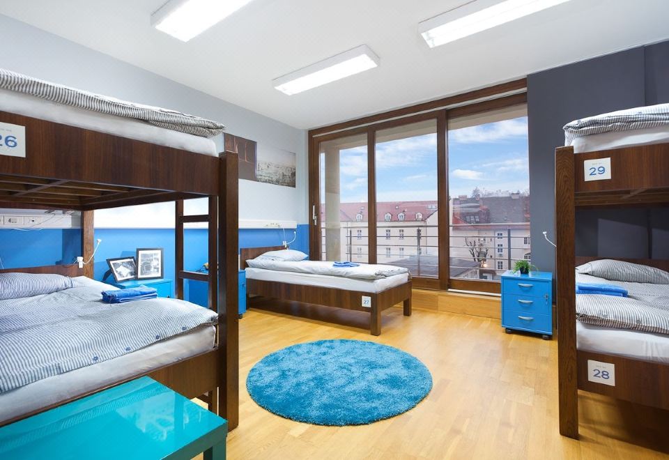 3. 호스텔 뷰러..