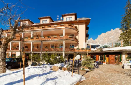 Boutique Hotel Villa Blu Cortina d'Ampezzo Отели рядом с достопримечательностью «Museo all'Aperto delle 5 Torri»