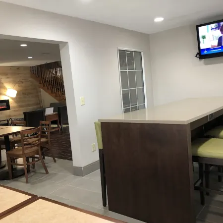 Country Inn & Suites by Radisson, Topeka West, KS
