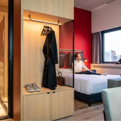 Via Suites Hotels near Metro Venserpolder