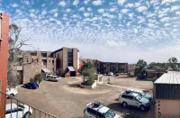 Desert Cave Hotel - موقف سيارات