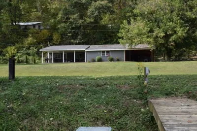 Cozy Waterfront Cabin on New River/Claytor Lake Big Dipper Viewing Pier附近的飯店