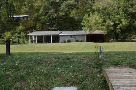 Cozy Waterfront Cabin on New River/Claytor Lake Отели рядом с достопримечательностью «Big Dipper Viewing Pier»