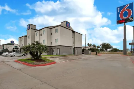 Motel 6 Pharr, TX Отели рядом с достопримечательностью «Pharr Vanguard Academy Nature & Birding Center»