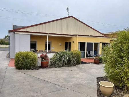 Austral Place 88 Via Merri River Отели в г. Уоррнамбул