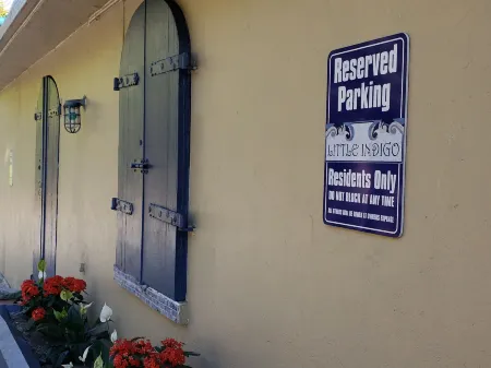 Little Indigo Apartments Отели рядом с достопримечательностью «Terminal 1 of Cyril E. King Airport»