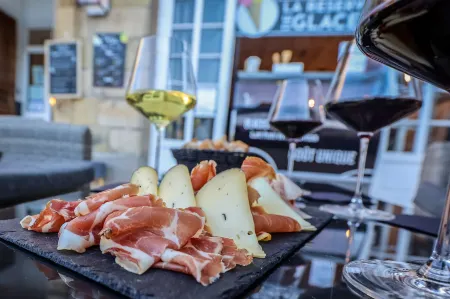 Hôtel la Réserve de Brive Отели рядом с достопримечательностью «Denoix»