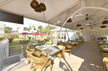 Meritas Countryside Resort Lonavala Отели рядом с достопримечательностью «Карла Кейвс»