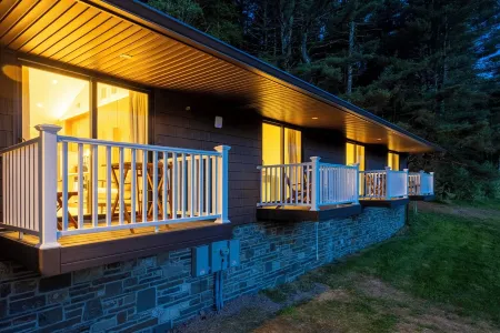 Hot Tub, Modern Design, Great Views!