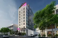 Moxy Solo Hotel dekat Masjid Jami' PPMI Assalaam