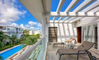 Gorgeous 1 Br PH Apartment w Jacuzzi