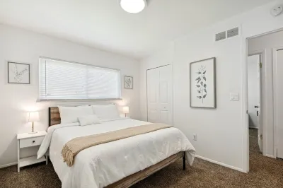 3 Bedroom Urban Retreat close to Downtown Hotels near Macomb Community College 12 MILE