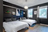 Private Mini Golf and Covered Fireplace Lounge - Bungalow