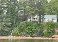All season cottage with sauna overlooking the private beach on Lake Superior Hotel a Washburn