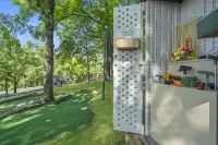 Scenic Balcony and Community Amenities Await - Charming Oasis Hotels in Kimberling City
