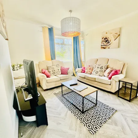 Birmingham 3 Bedrooms- Sleeps 6- Free Parking