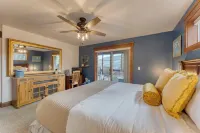 Denton by Avantstay Hot Tub, Deck w/ Fire Pit Near Skiing & Lake!