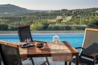 Brand New Villa Plyto - Amazing Views - Heated Pool Hôtels à : Archanes