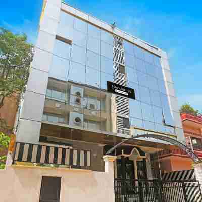 Comfortable Stayss at Varanasi Cantt Hotel Exterior