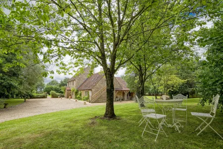 Great Ashley Farm Bed and Breakfast & Shepherds Huts Отели рядом с достопримечательностью «Tithe Barn»