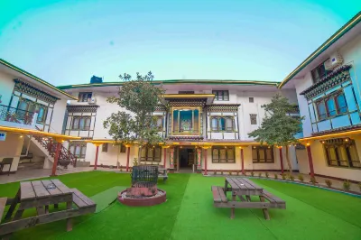 Treenz Lite Paro Hotel a 