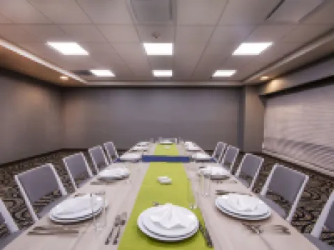 萊昂希爾頓花園酒店 萊昂酒店