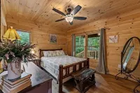 Unique Cabin! Close to Blue Ridge GA and Murphy NC. Hot Tub Has an Amazing View.