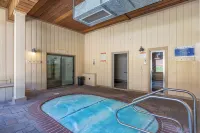 Mammoth Condo, 2 Beds+ 2 Baths, Next to Canyon Lodge-Mammoth Ski & Racquet Club