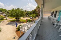 Private Pool and Relaxing Screened Porch Retreat - Charming Oasis