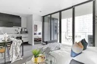 A Spacious 2BR Apt, Walk to Southern Cross Station