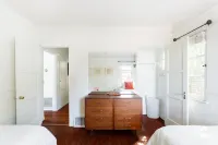 Wrap Around Windows and Open Floor Plan - Charming Secluded Haven Hotels in Silver Lake