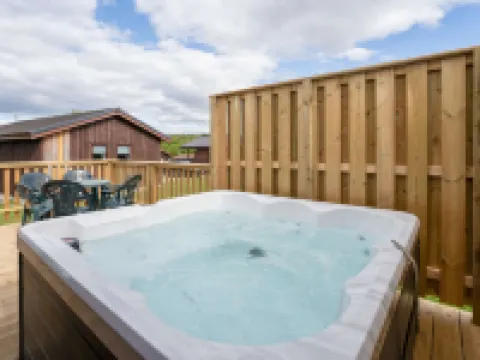 3Bed Lodge - Hot Tub - by Holiday Homes Hotels in Kirn