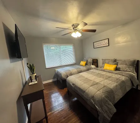 Quiet, safe and serene unit with lots of charm in a great location in Cincinnati Отели рядом с достопримечательностью «Уинтон Вудс»