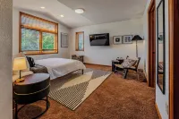 Luxury Retreat w/ Hot Tub, Home Theater & more. Kid & Pet Friendly! Hotel a Lafayette